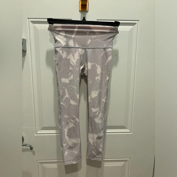 Lululemon Wunder Under Crop (High-Rise) *Full-On Luon 21"
Flower Pop White - Picture 4 of 6